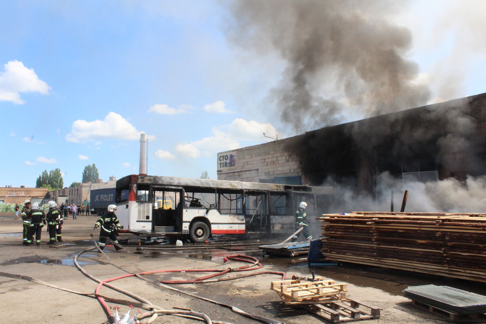 Как тушили горящие автобусы в Полтаве: появились фото