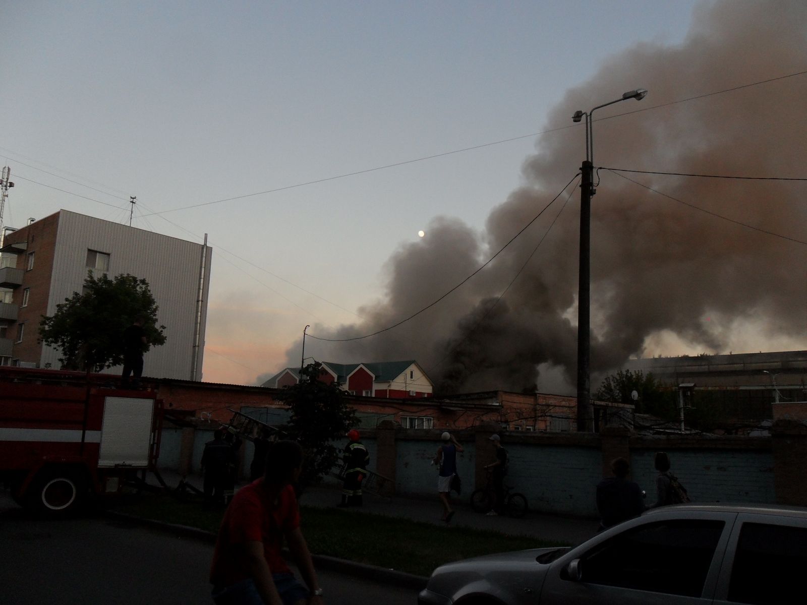В Полтаве горели мебельные склады (фото)