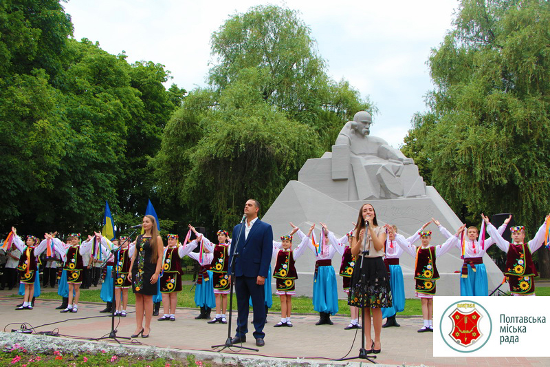 В честь Дня Конституции возложили цветы к памятнику Тарасу Шевченко