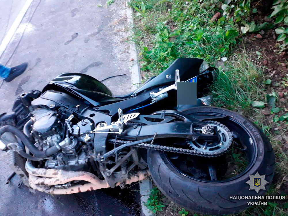 В Полтаве мотоцикл врезался в столб: есть погибший (фото)