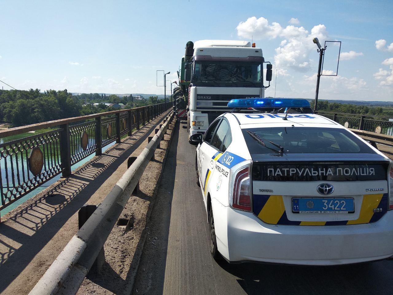 В Кременчуге на мосту застрял тягач с комбайном (фото)