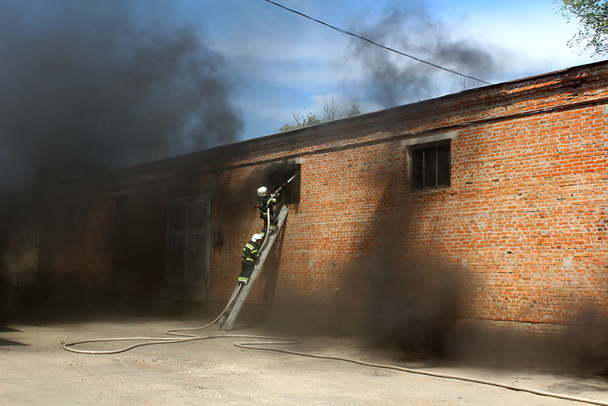 В Полтаве 25 пожарных тушили горящие склады (фото)