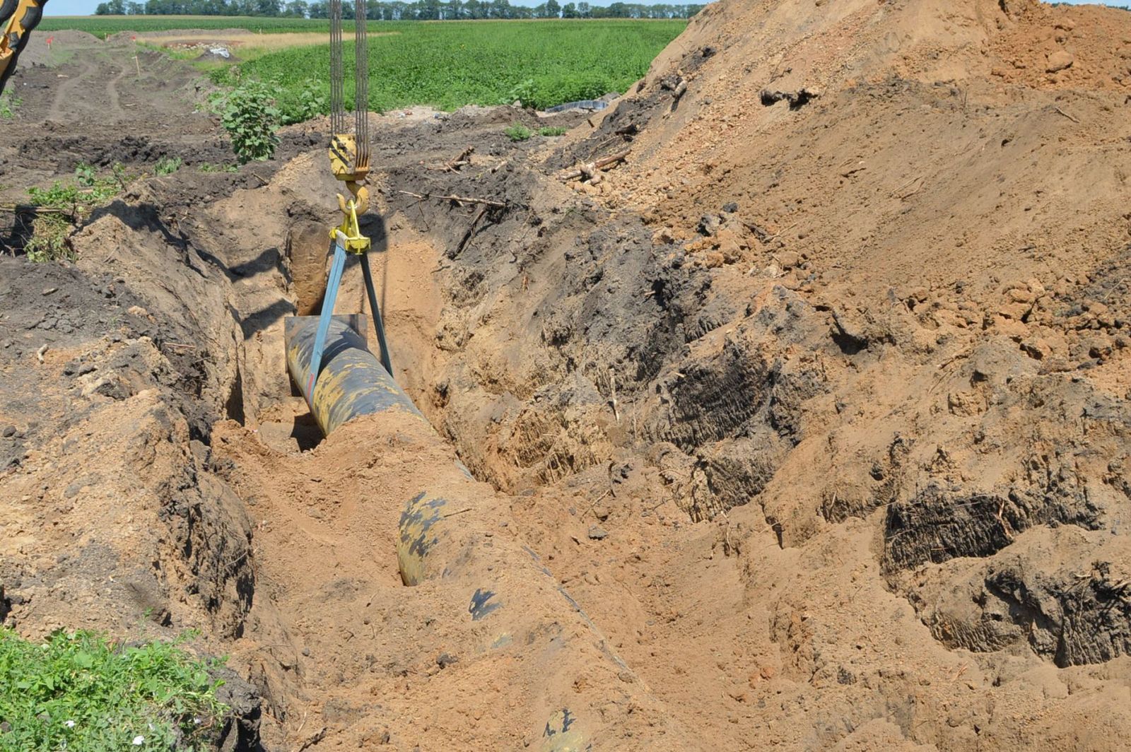На полтавской трассе монтируют газопровод высокого давления (фото)