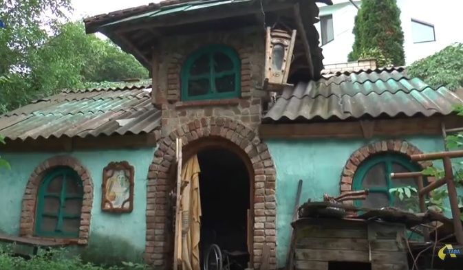 В Полтаве есть "сказочный домик" - мастерская резчика по дереву