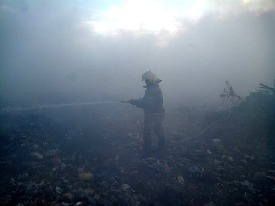 На Полтавщине второй день тушат пожар на свалке (фото)