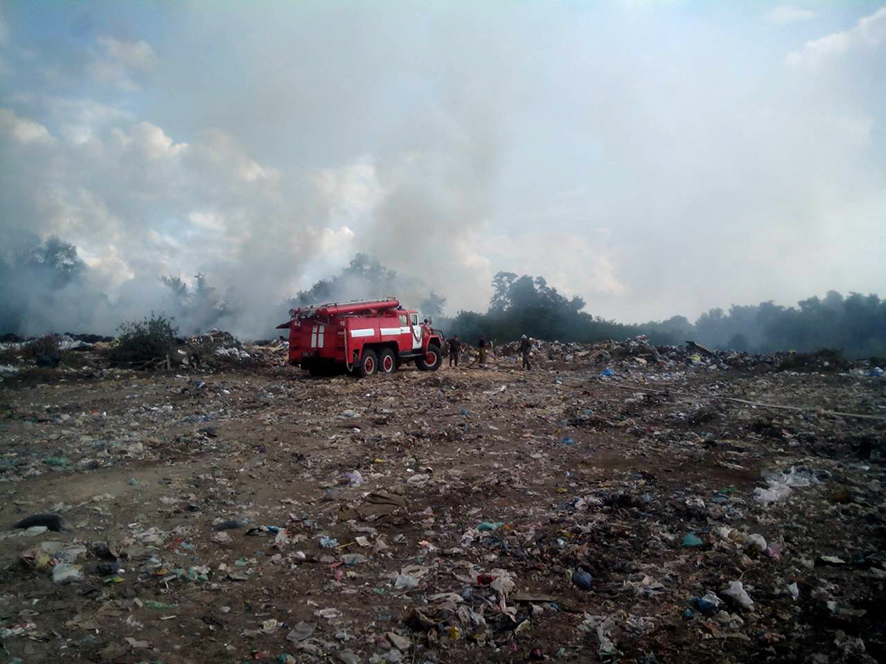 Двое суток спасатели тушат пожар на городской свалке (фото)