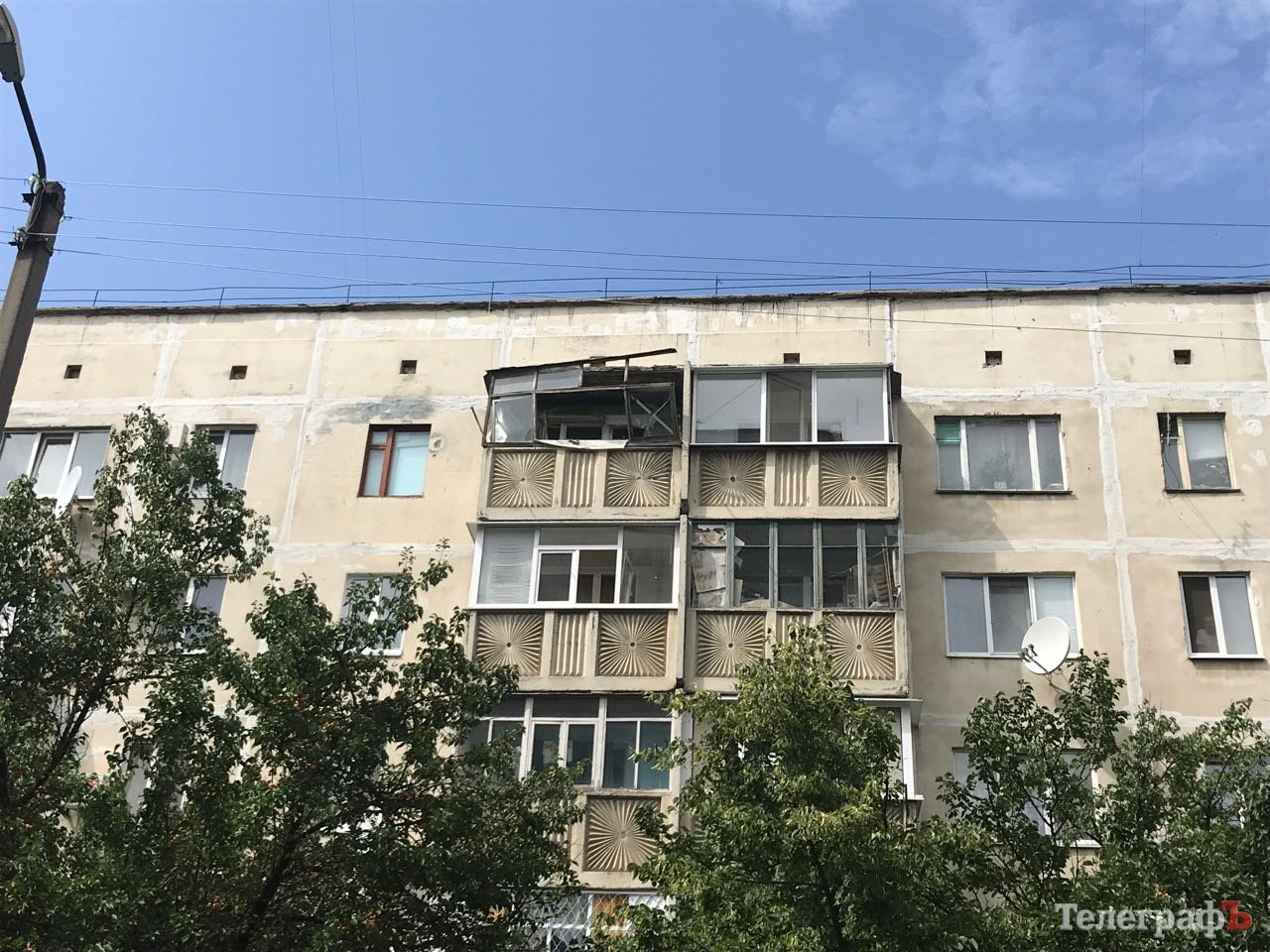 В Кременчуге обваливается балкон пятиэтажки: на месте спасатели (фото)