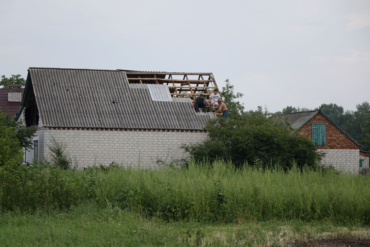 На Полтавщине ветер срывал крыши с домов (фото)