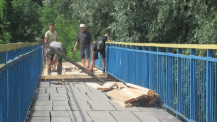 На Полтавщине ремонтируют деревянный мостик через реку (фото)