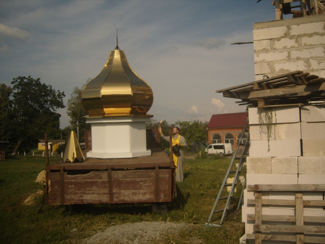 На Полтавщине установили купол и крест на новый храм (фото)
