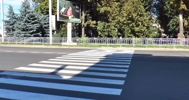 В Полтаве новый пешеходный переход упирается в забор (фото)