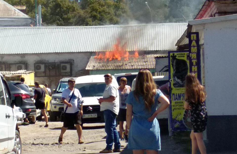 В Полтаве горят склады на центральном рынке (фото)