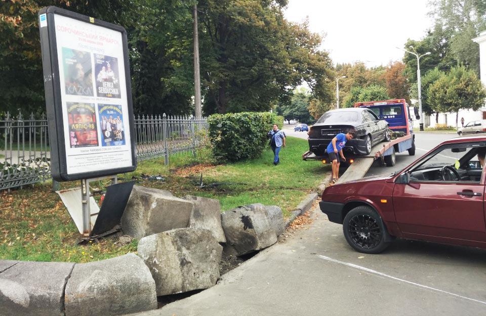 В Полтаве нетрезвый парень на BMW врезался в ограждение парка (фото)