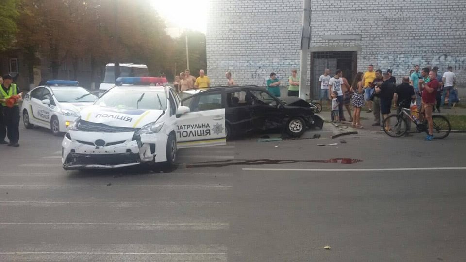 Патрульный Prius врезался в Volkswagen: есть пострадавшие (фото)