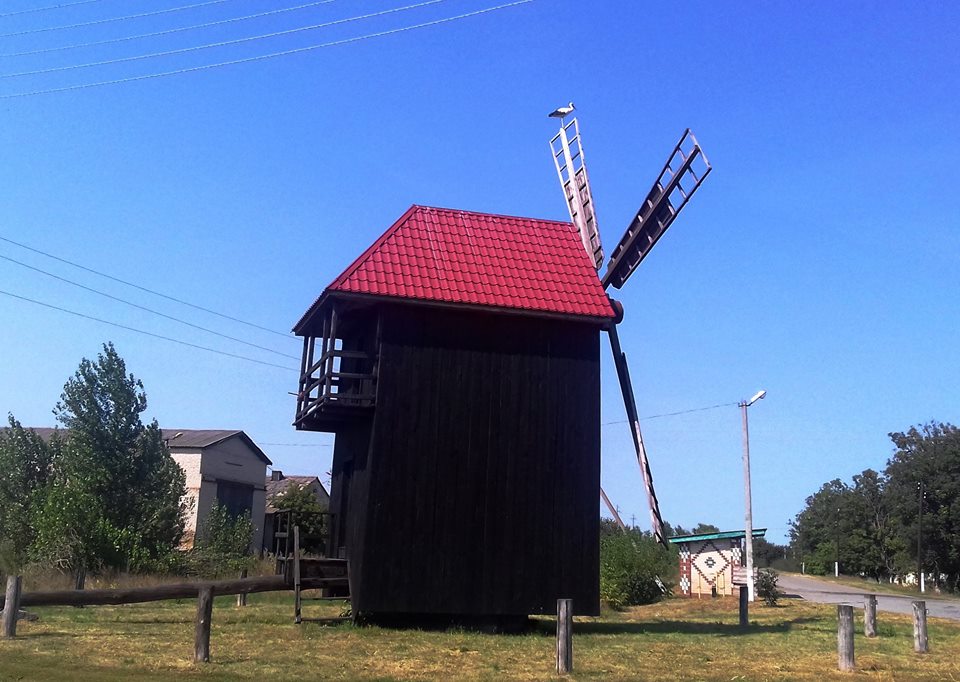 На Полтавщине украсили старую деревянную мельницу (фото)