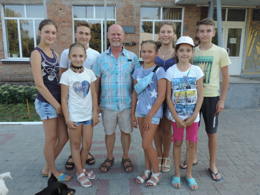 На Полтавщину приехал волонтер из Британии, который "лечит дома"