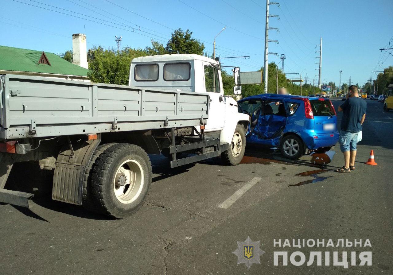 В Полтаве Nissan столкнулся с грузовиком: есть пострадавшая (фото)
