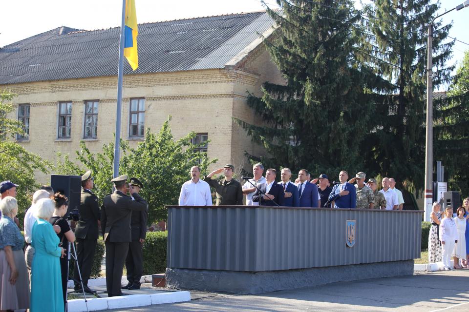 В Кременчуге торжественно подняли флаг на территории артиллерийского полка