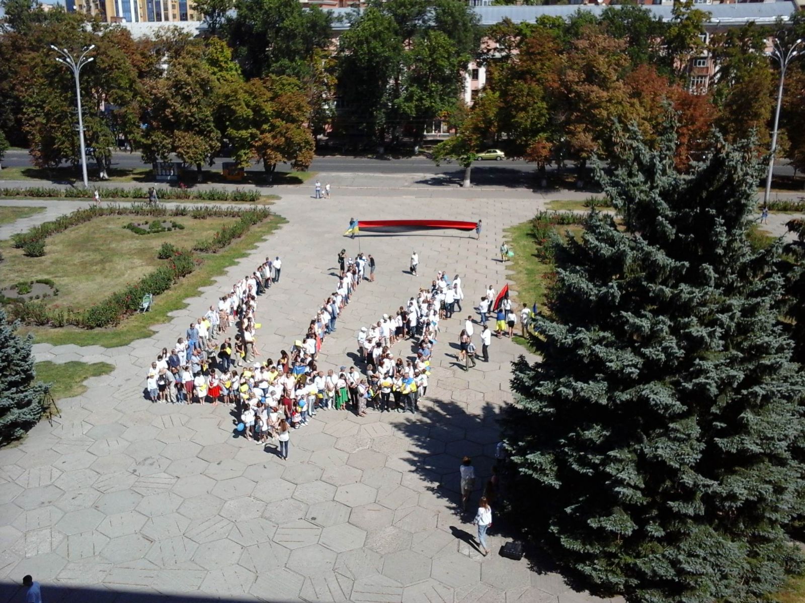 Полтавчане в День Независимости образовали "живой тризуб" (фото)