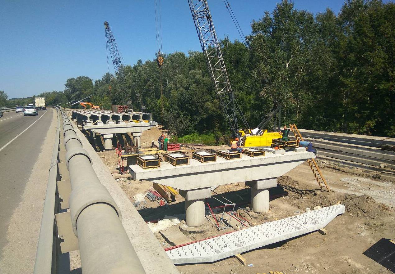 На трассе Киев-Харьков продолжается строительство моста (фото)