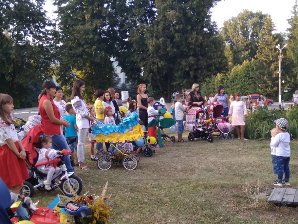 На Полтавщине прошел парад детских колясок (фото)