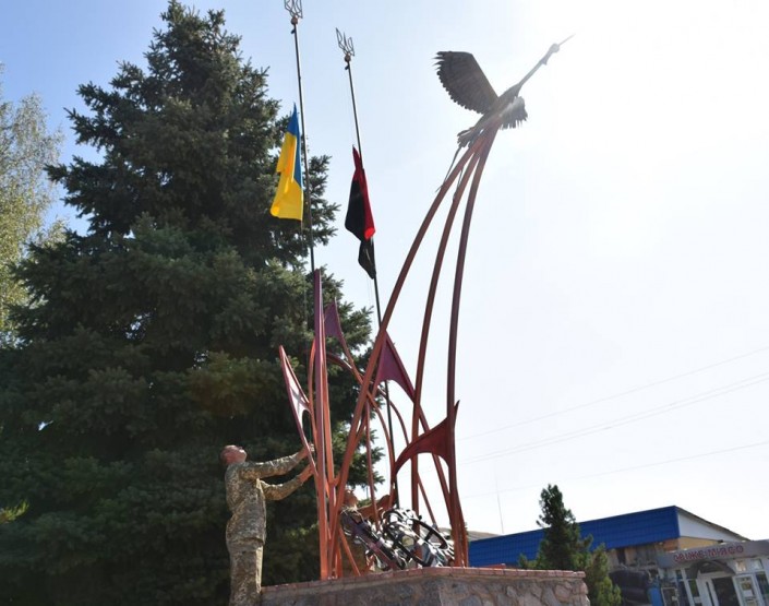В полтавском поселке постоянно будет висеть красно-черный флаг (фото)