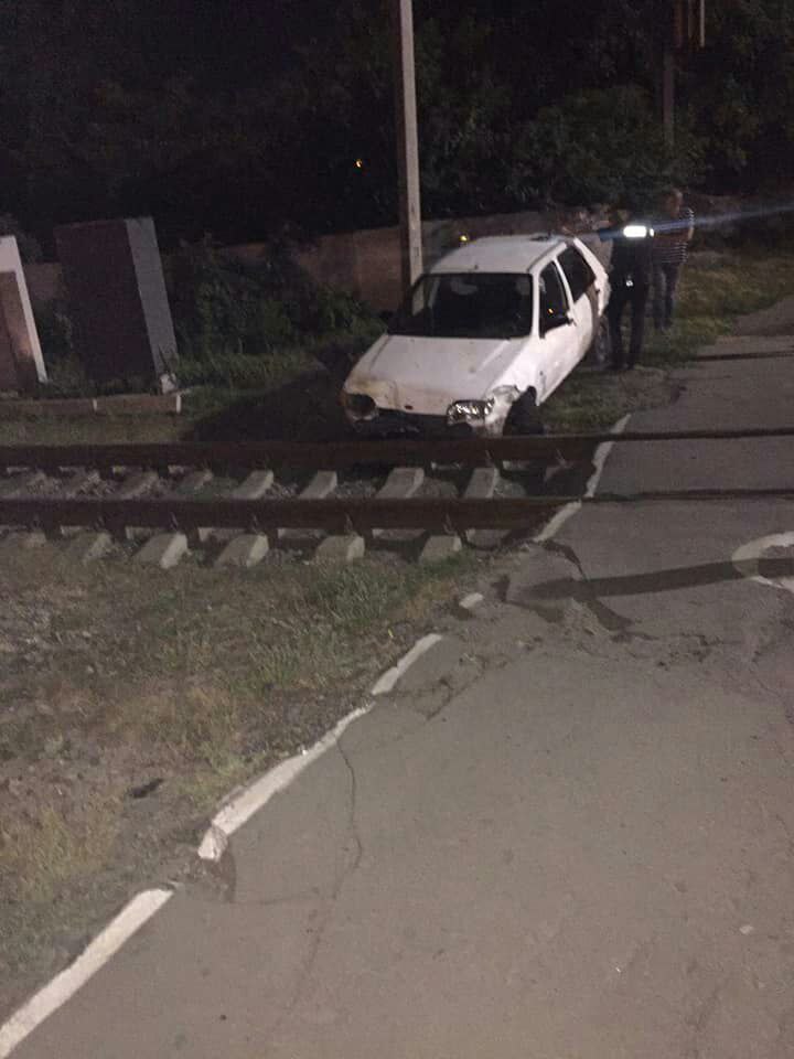В Полтаве автомобиль влетел в железнодорожный переезд (фото)