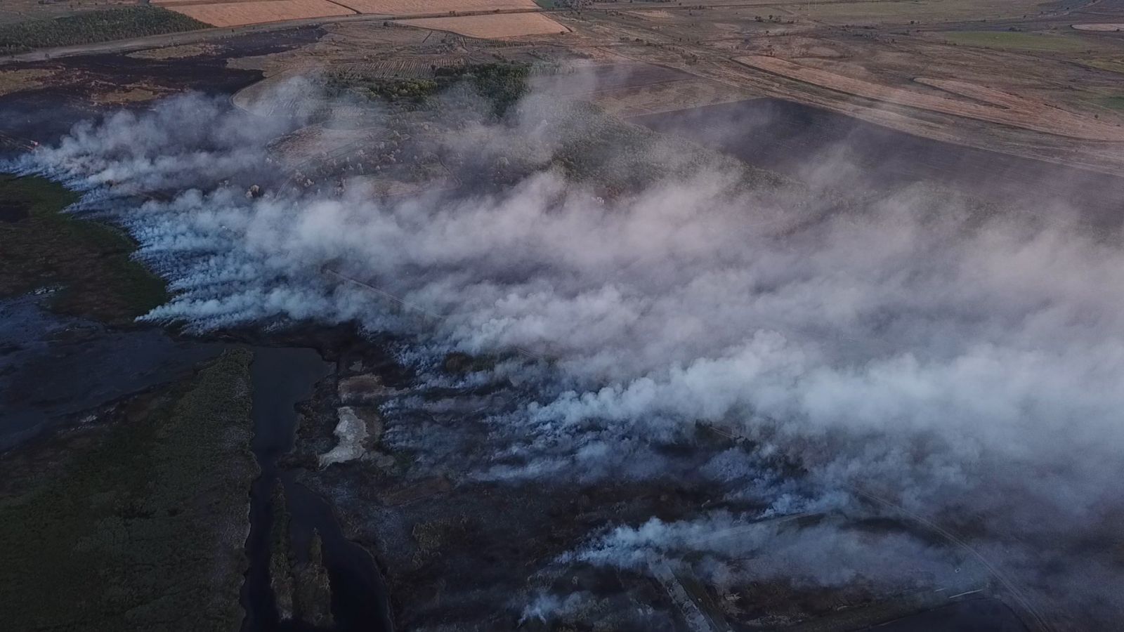 Масштабный пожар у пруда-испарителя "Укртатнафты" с высоты птичьего полета