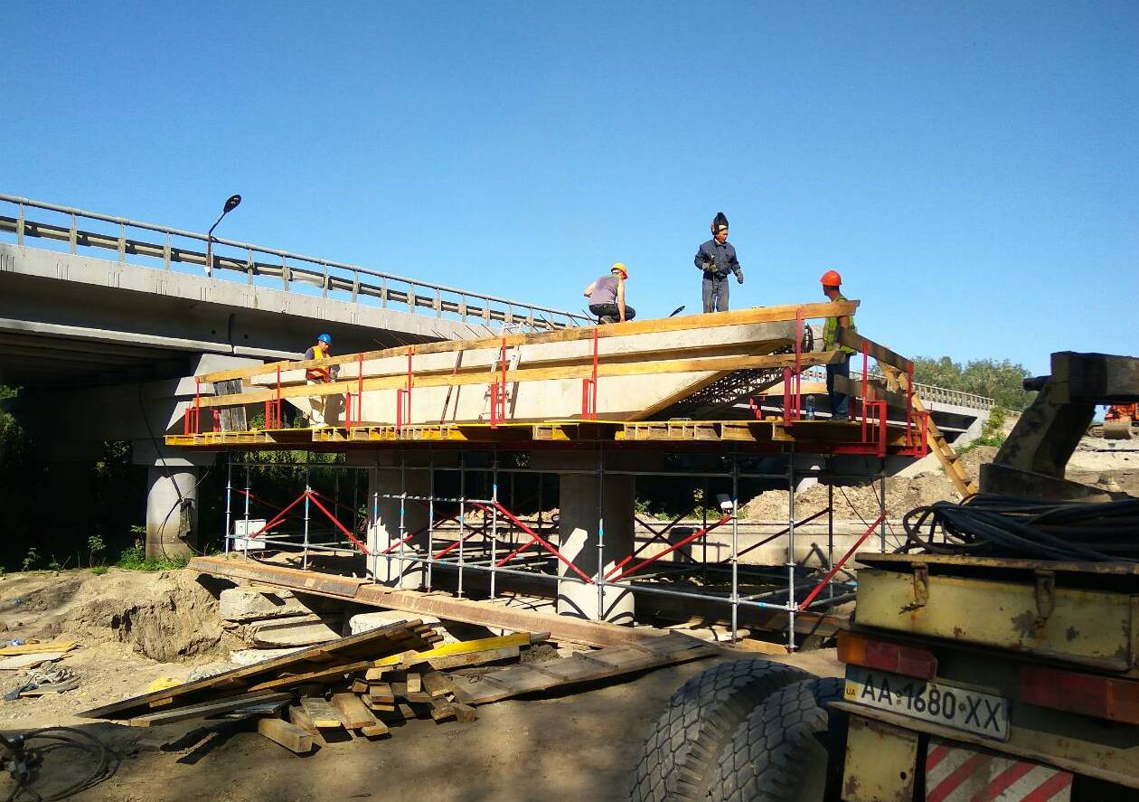 На Полтавщине смонтировали два пролета нового моста через реку