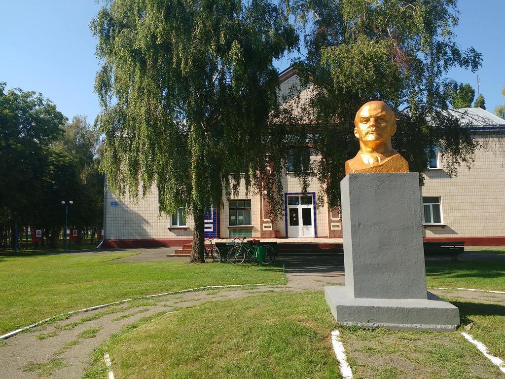 В полтавском селе не хотят убирать памятник Ленину (фото)
