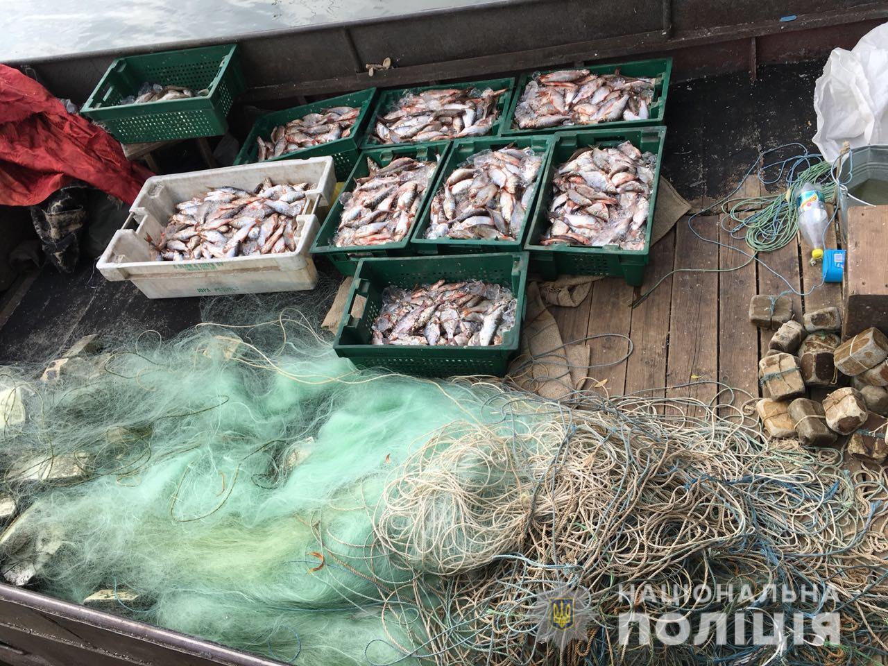 На Полтавщине задержали баркас с 200 кг рыбы (фото)