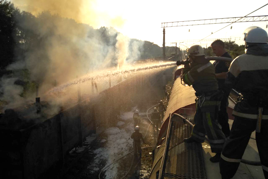 Пламя в грузовых вагонах тушили пожарным поездом (фото)