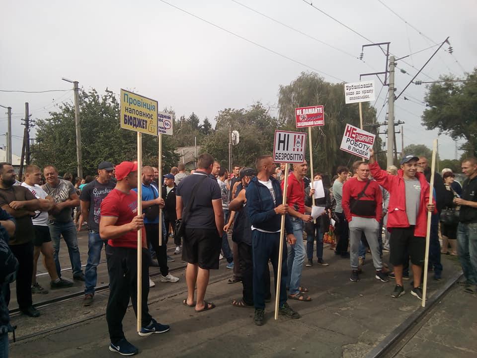 На Полтавщине протестующие перекрыли железнодорожный переезд (фото)