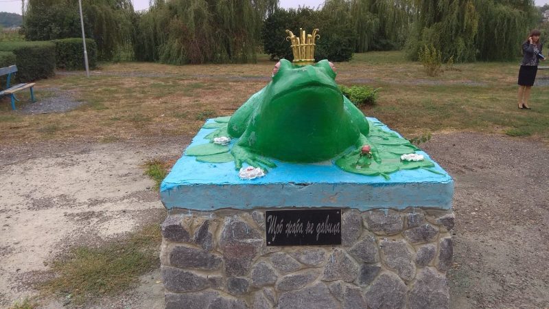 В полтавском поселке находятся необычные памятники (фото)