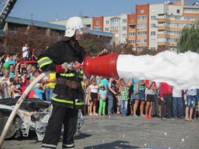 В Кременчуге на площади пожарные покажут пенное шоу