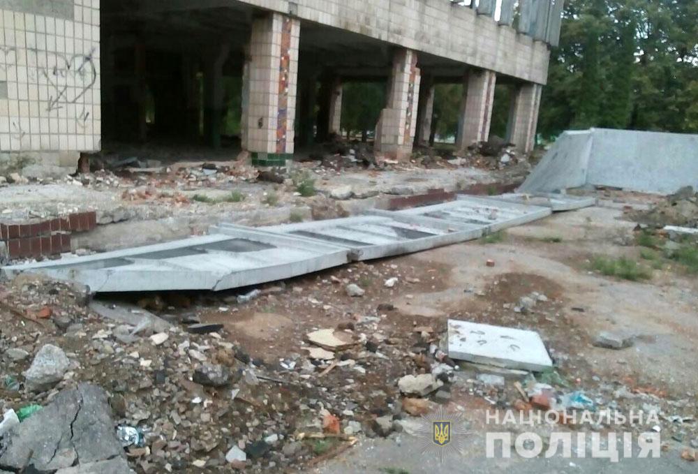 В Полтаве подростки снесли бетонный забор (фото)