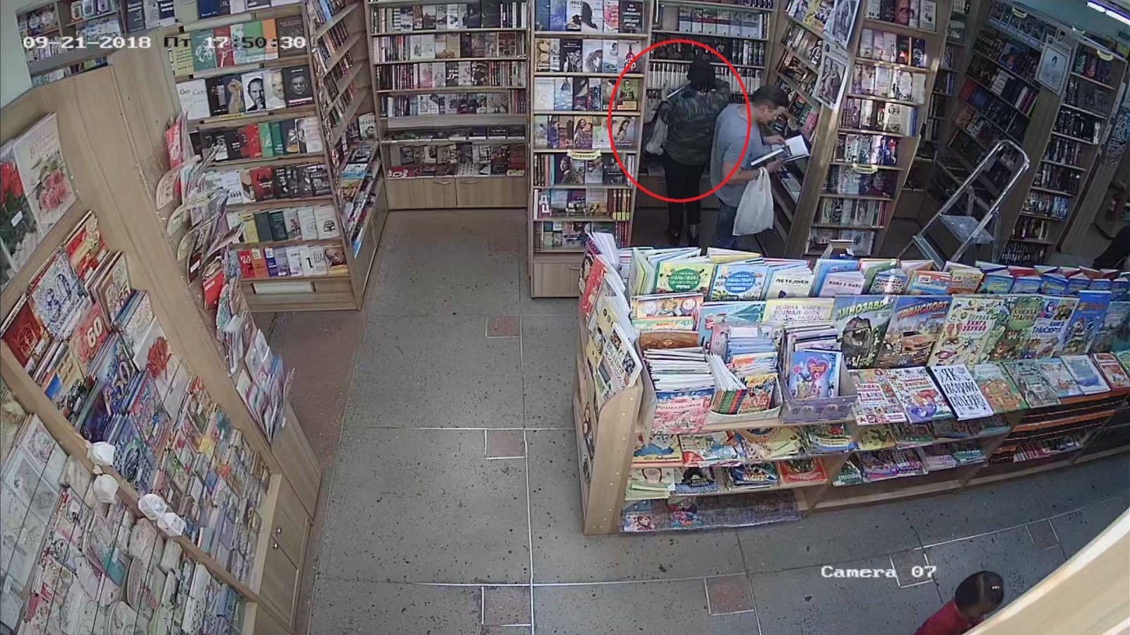 В Кременчуге женщина обнесла книжный магазин (видео)