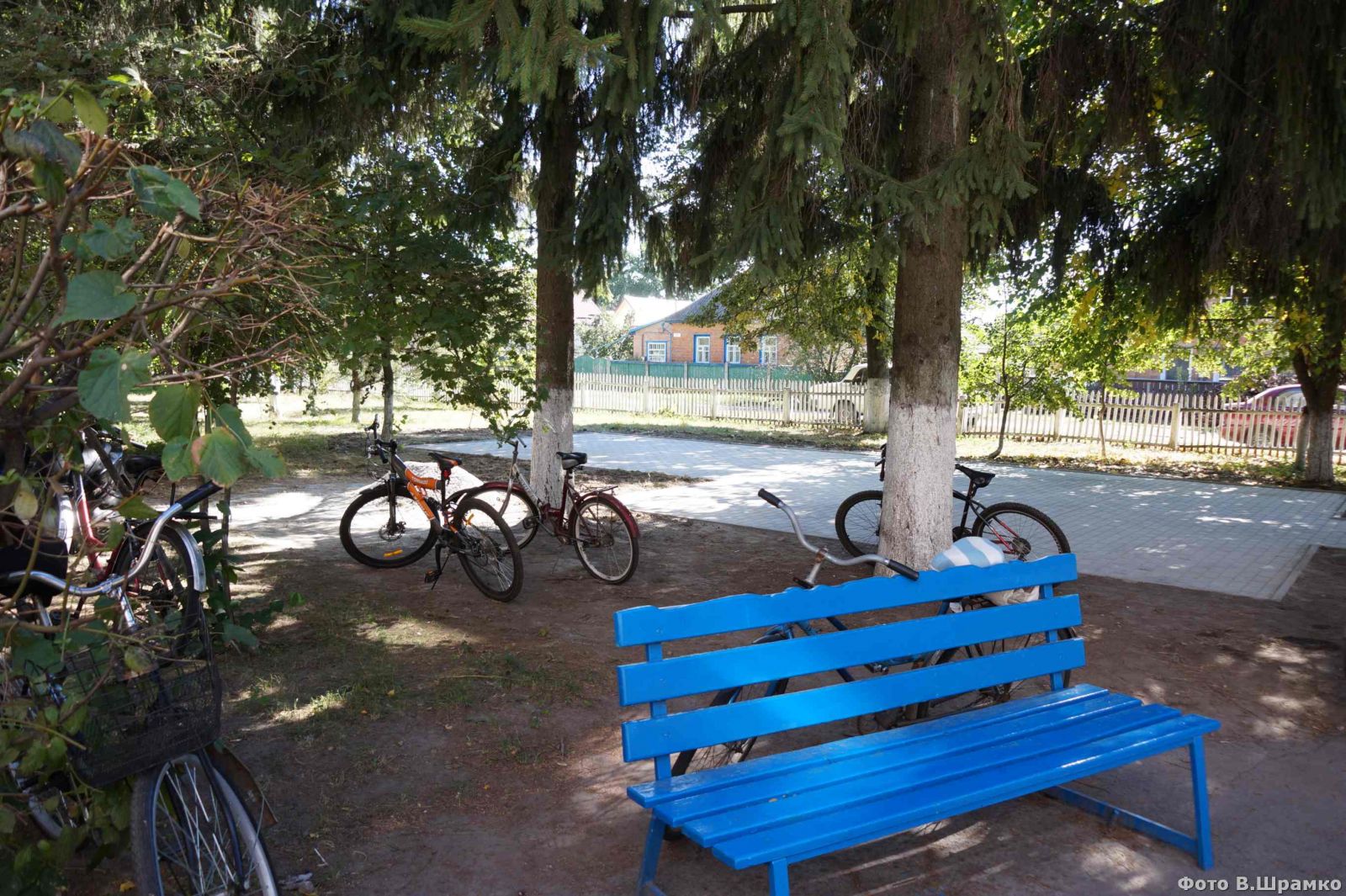 В лохвицкой школе делают велопарковку (фото)