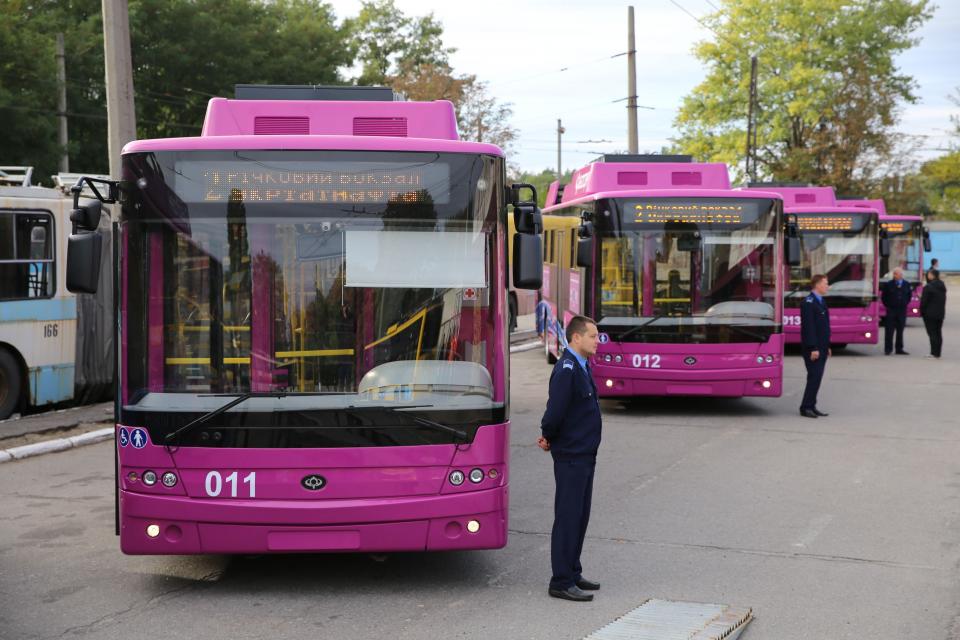 В Кременчуге на маршруты вышли новые троллейбусы: фоторепортаж