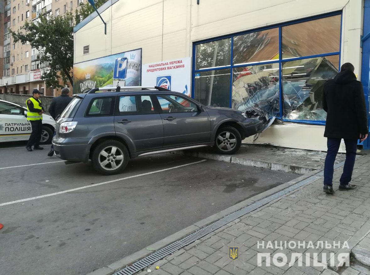 В Полтаве 74-летняя женщина-водитель въехала в окно супермаркета (фото)