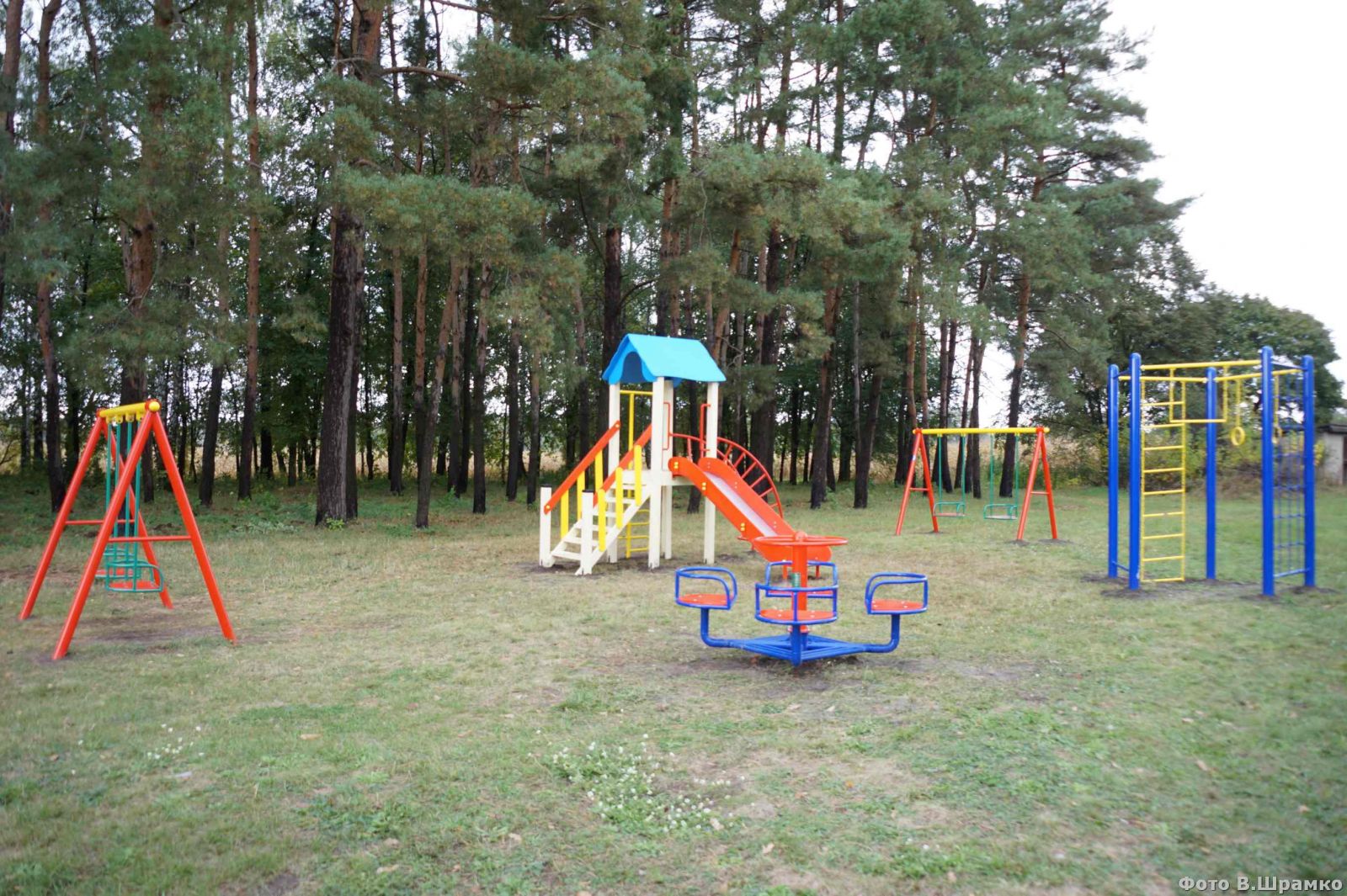 В Лохвицком районе установили детскую площадку у соснового парка (фото)