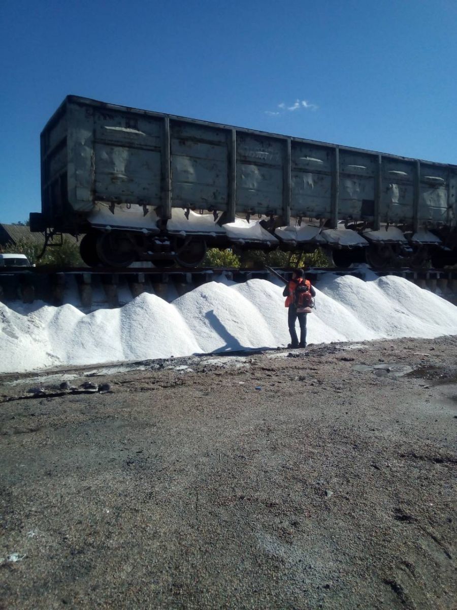 На Полтавщине землю покрыли сотни тонн соли (фото)