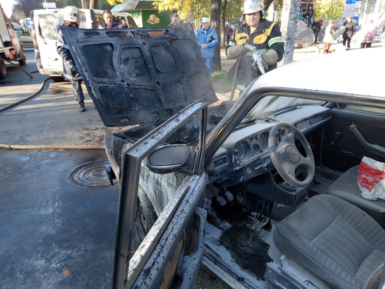 В Кременчуге горел автомобиль (фото)