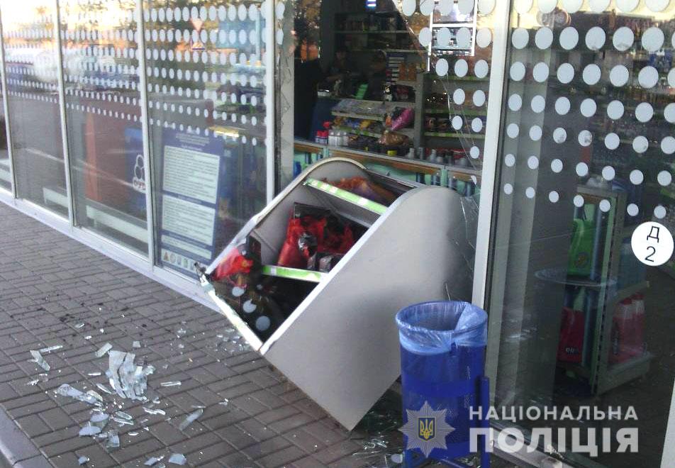 На Полтавщине водитель влетел в витрину магазина на АЗС (фото)