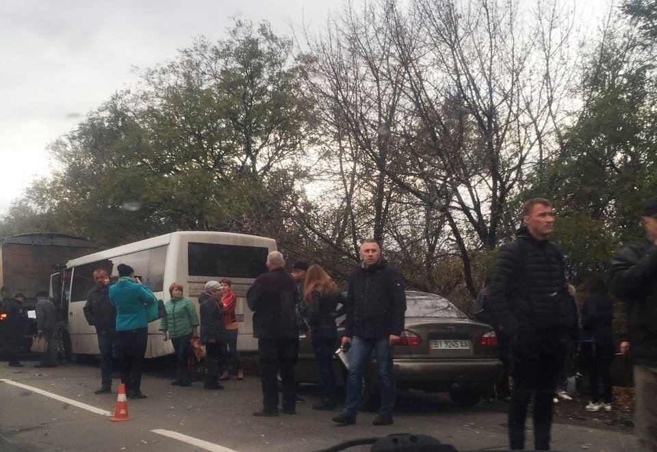 На Полтавщине пассажирский автобус въехал в грузовик: есть пострадавшие