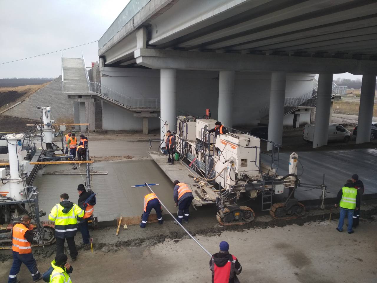 На Полтавщине строят бетонную трассу толщиной 1,4 метра (фото)