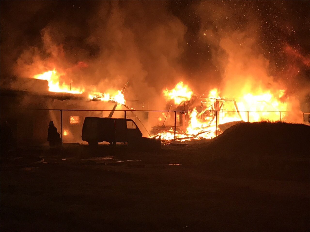 В Кременчуге спасатели 8 часов тушили пожар на складах (фото)