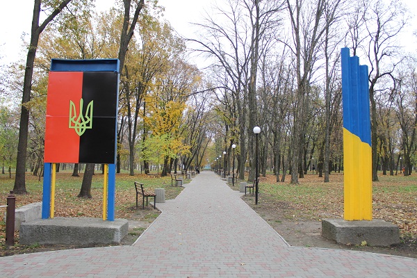 На Полтавщине вандалы "прошлись" по парку Героев (фото)