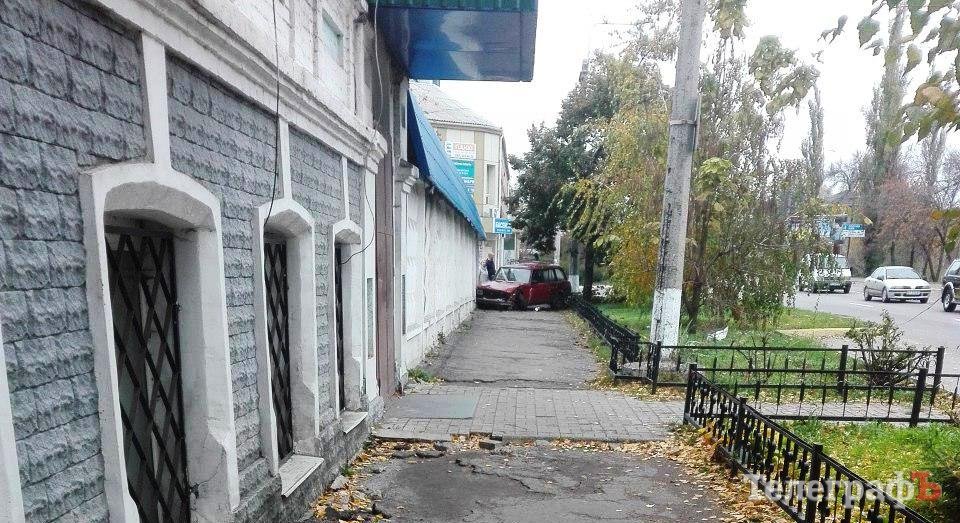 В Кременчуге автомобиль выехал на тротуар и врезался в забор (фото)