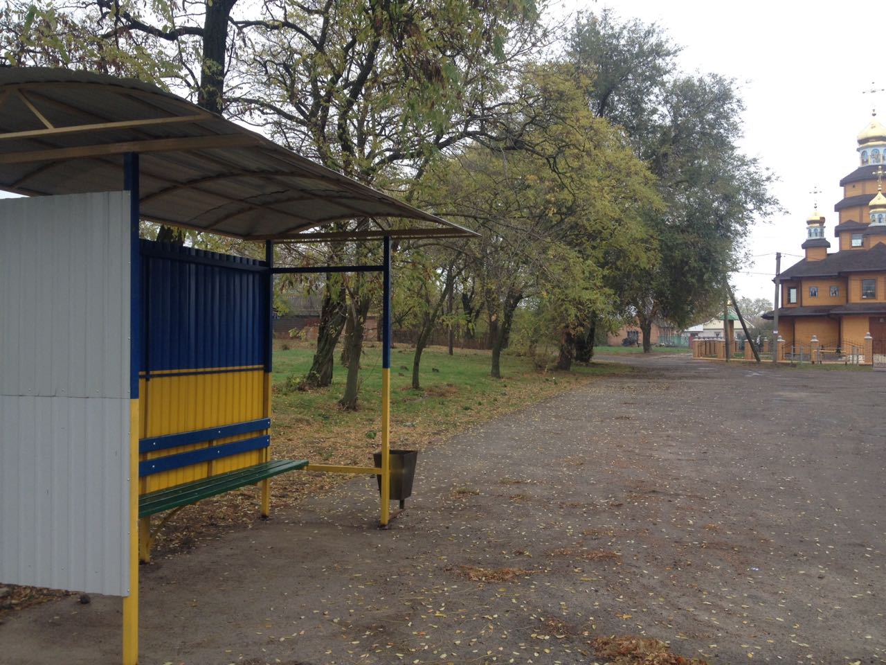 В полтавском селе установили новую сине-желтую остановку (фото)